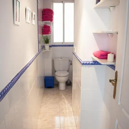 Seafront Unbeatable Location A דירה *