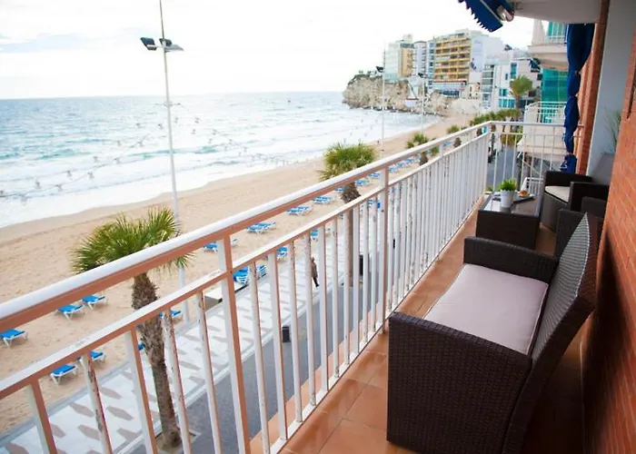 Seafront Unbeatable Location A דירה *